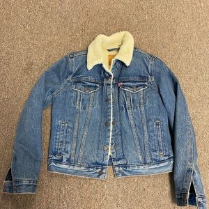 NWOT Levi’s Sherpa Trucker Jacket